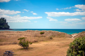 Surf Beach Views - Whangamata Holiday Home, Whangamata